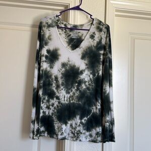 Time and‎ Tru Green and White Tie-Dye Size Large Long Sleeve Relaxed Tee